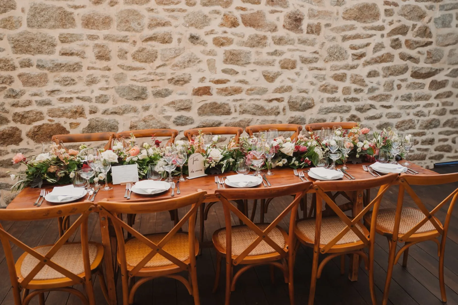 Table des mariés dressée avec chemin de fleurs et menus, repas servi à table par Les Temps Gourmands, traiteur mariage au Domaine de Kerenez à Loctudy (Pays Bigouden, Finistère)