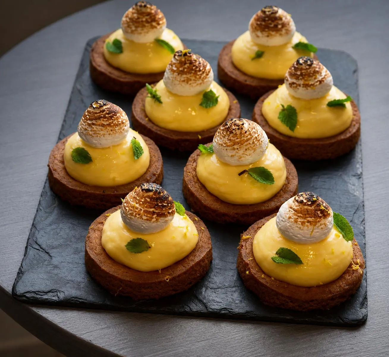 Tartelettes au citron meringuées à la menthe fraîche, dessert signé Les Temps Gourmands, traiteur gastronomique à Pont-l'Abbé (Pays Bigouden, Finistère)