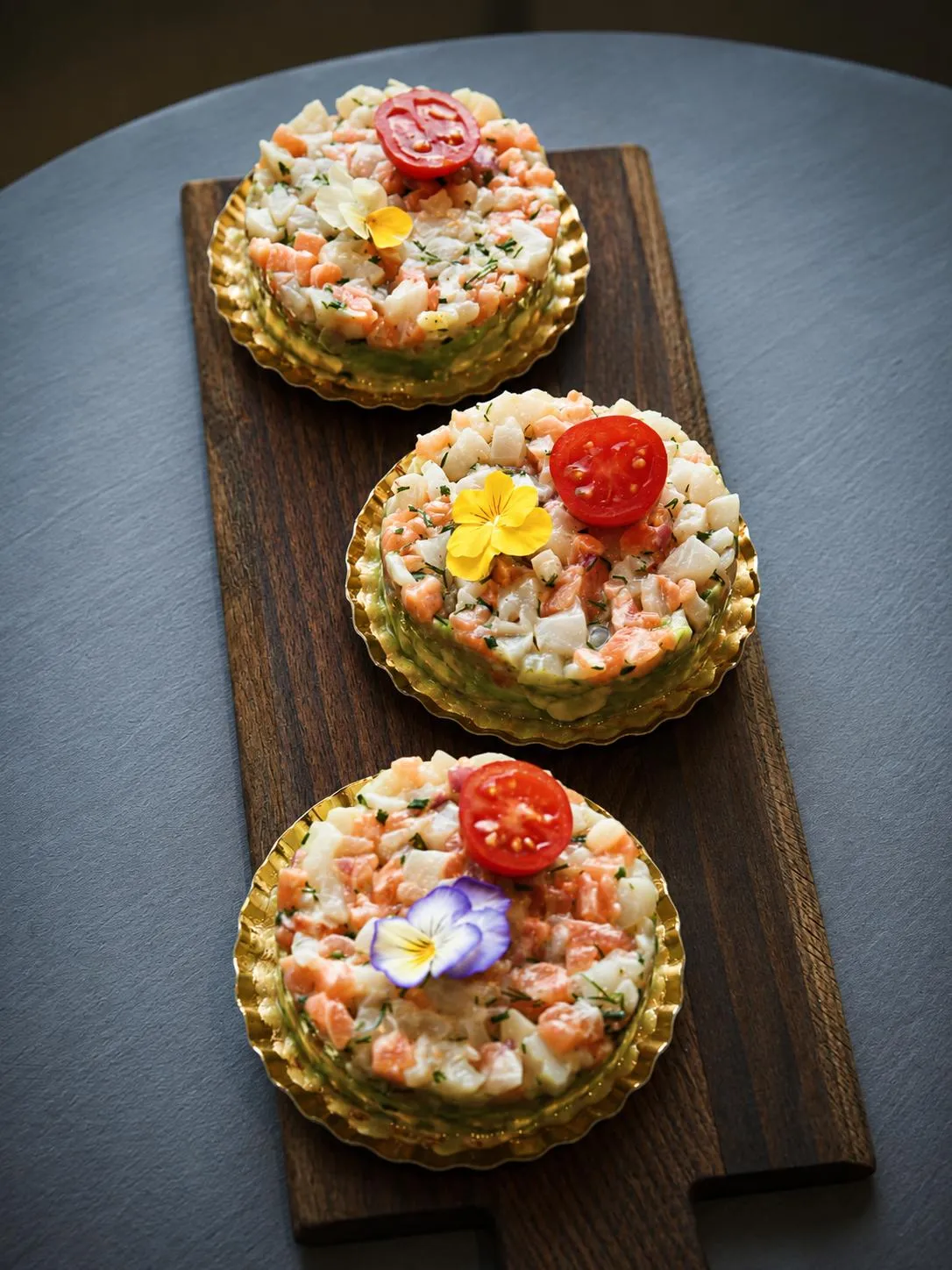 Cocktail dînatoire : tartares de saumon et Saint-Jacques à l'avocat et fleurs comestibles, par Les Temps Gourmands, traiteur gastronomique à Pont-l'Abbé (Pays Bigouden, Finistère)